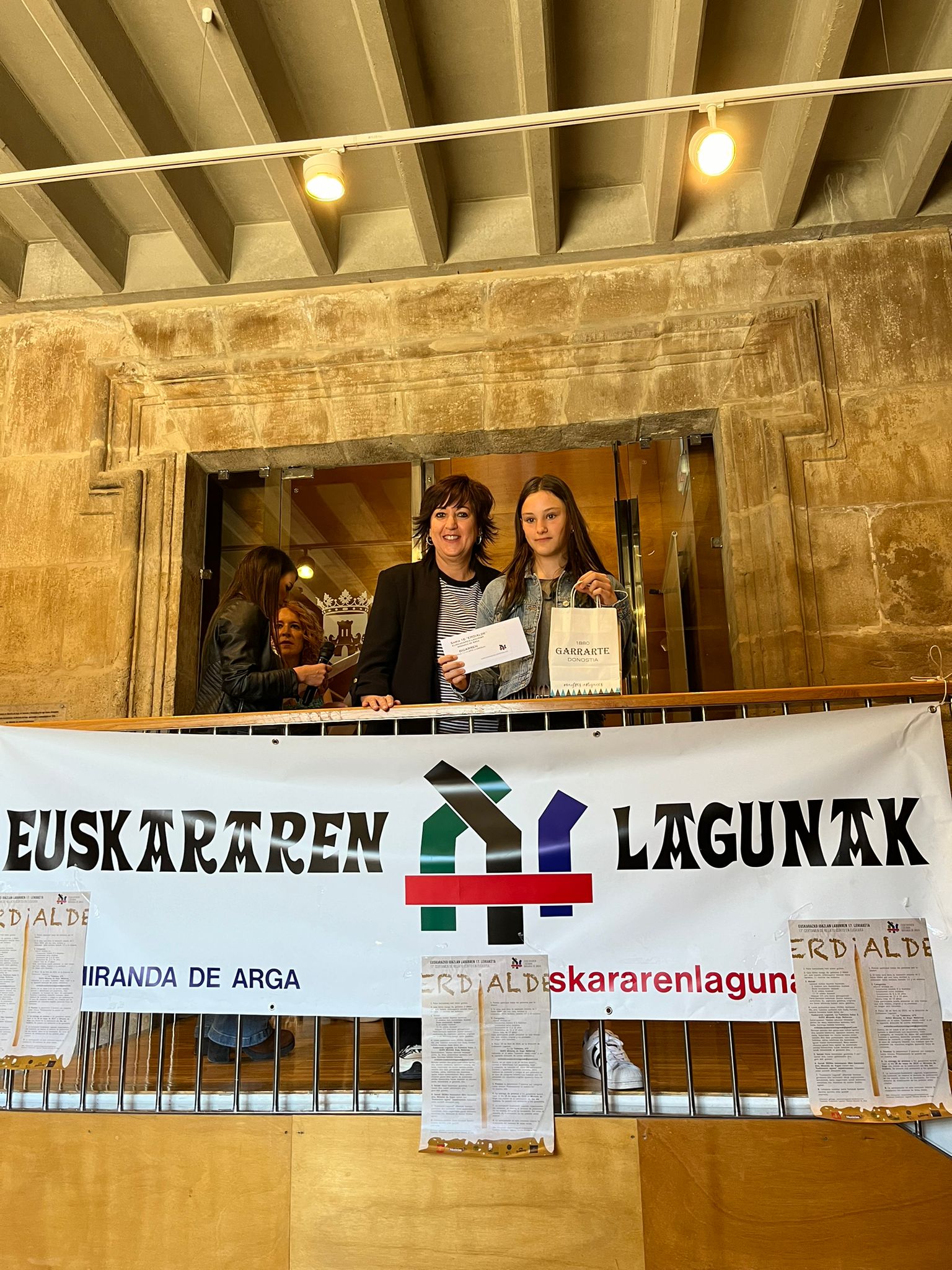 Irene Izco Jiménez, alumna de 6º, recibió el 2º premio en el certamen de relato corto en Euskera en la localidad de Miranda.